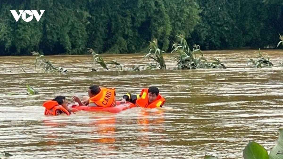 Torrential rain lashes north, heatwave bakes central region